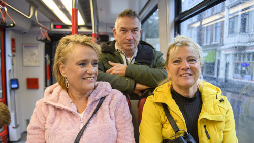 Reizigers in tram Man en twee vrouwen zitten in HTM tram