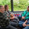 Reizigers zitten in HTM bus Reizigers zitten in HTM bus en lachen naar elkaar