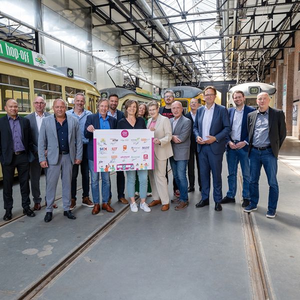 HTM en andere OV bedrijfen op een groepsfoto om initiatief OV Coach te steunen HTM steunt initiatief OV Coach