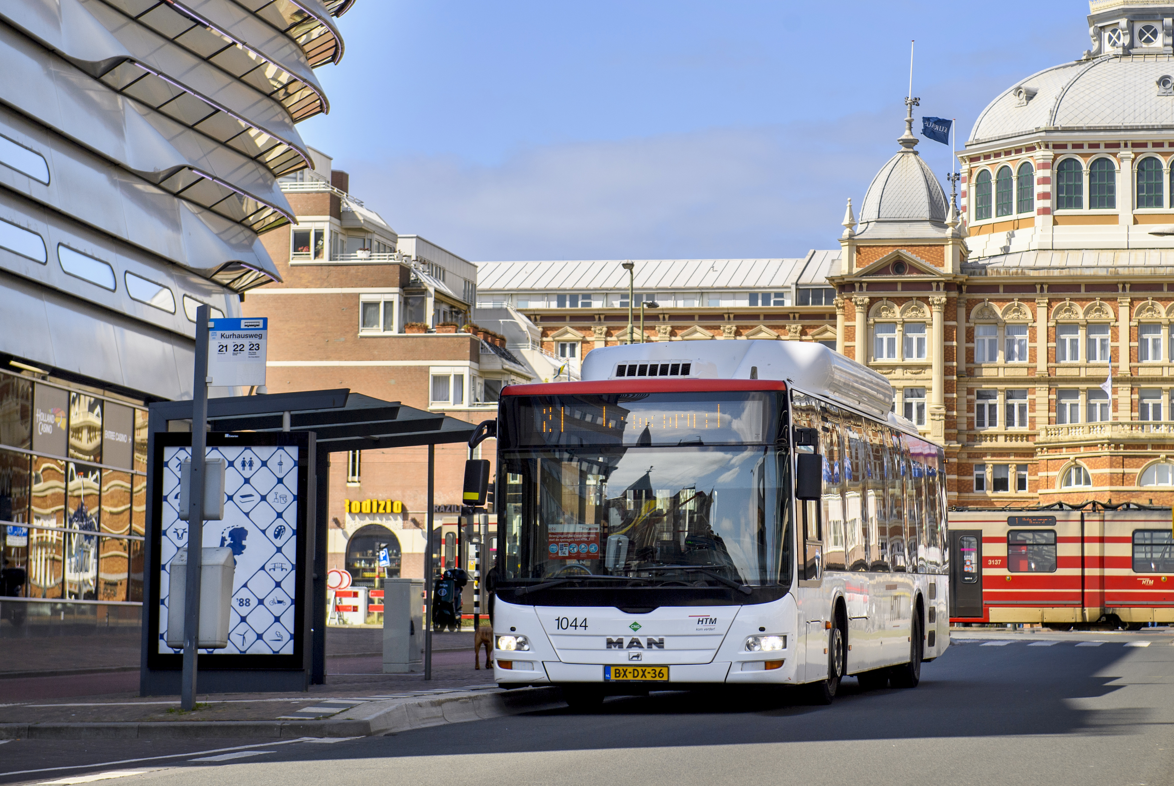 HTM Bus en GTL tram rijden voor het Kurhaus in Den Haag