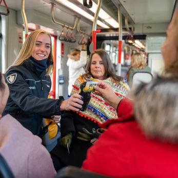 Vrouw wordt gecontroleerd in HTM tram Vrouw wordt gecontroleerd in HTM tram