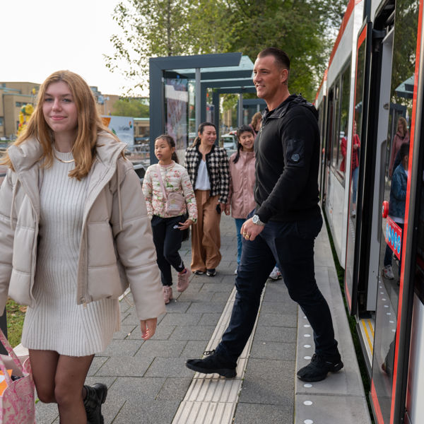 Reizigers stappen uit tram Reizigers stappen uit HTM tram