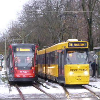 Aveniotram en pekeltram naast elkaar in de sneeuw Aveniotram en pekeltram naast elkaar in de sneeuw