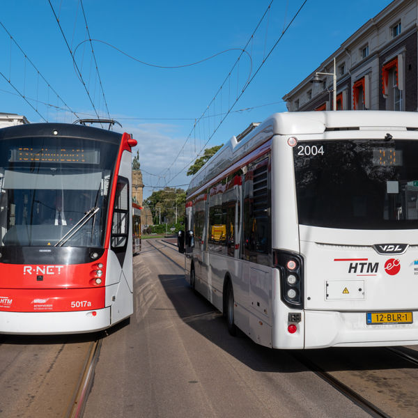 Avenio rood-wit en elektrische bus VDL naast elkaar Avenio rood-wit en elektrische bus VDL naast elkaar