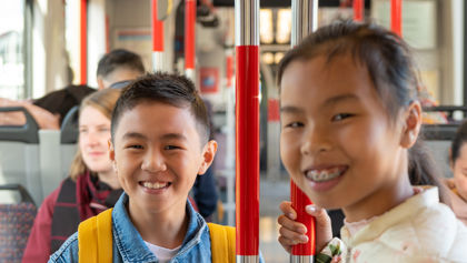 Kinderen in tram Kinderen staan in HTM tram en lachen naar de camera