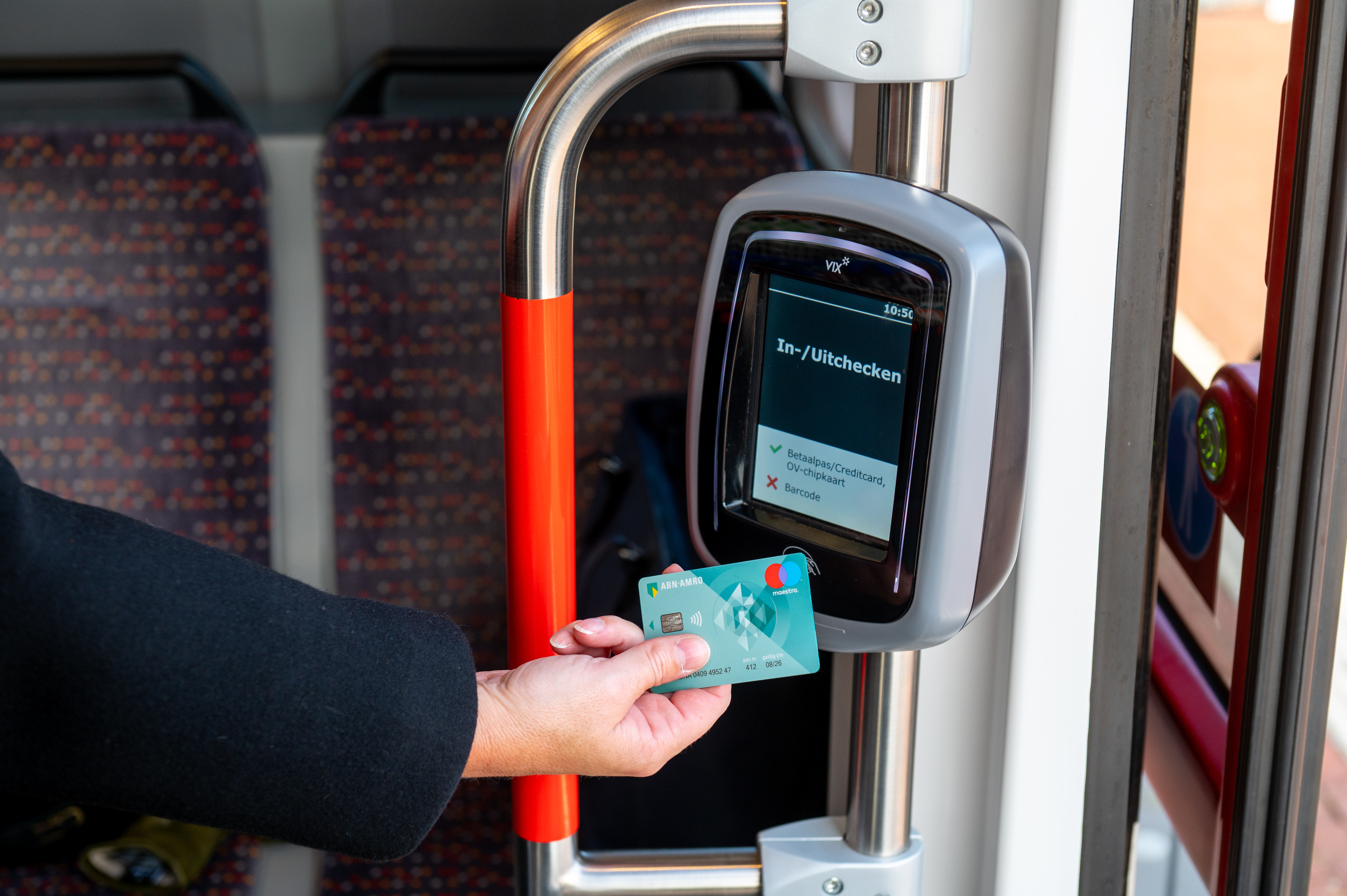 Reiziger checkt uit met OV-pay