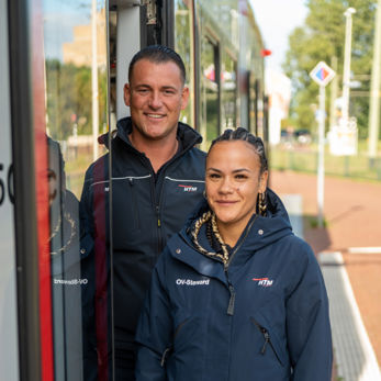 BOA controleurs staan in deuropening HTM tram BOA controleurs staan in deuropening HTM tram en kijken naar de camera