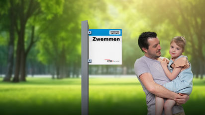 HTM voorzomer - vader gaat met jonge dochter een dagje er op uit met de tram en bus in Den Haag HTM voorzomer - vader gaat met jonge dochter een dagje er op uit met de tram en bus in Den Haag