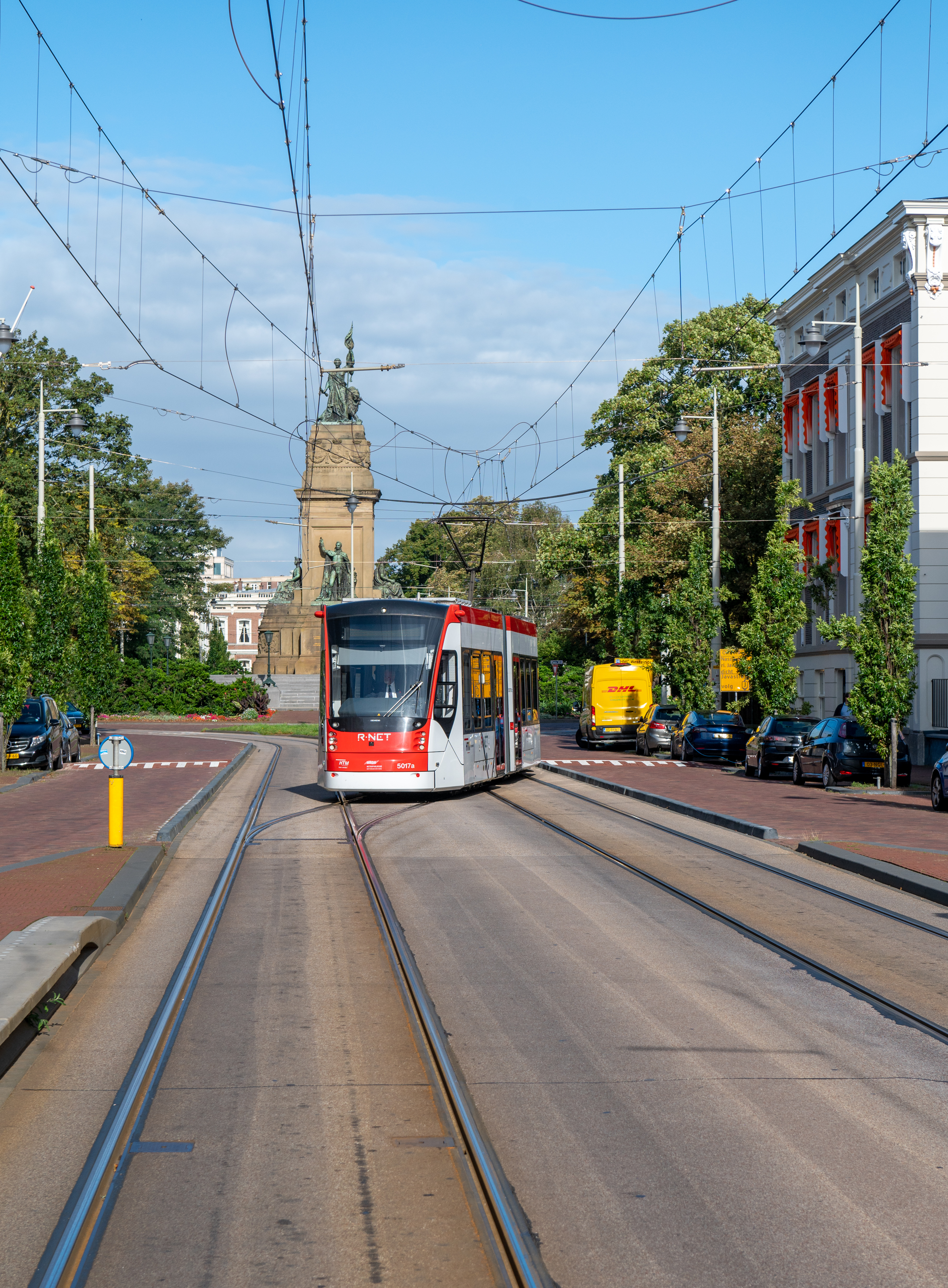 Aveniotram rijdt bij Plein 1813 in Den Haag