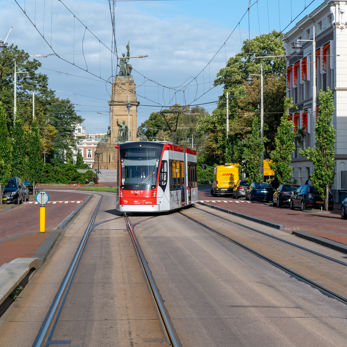 Aveniotram rijdt bij Plein 1813 in Den Haag Aveniotram rijdt bij Plein 1813 in Den Haag