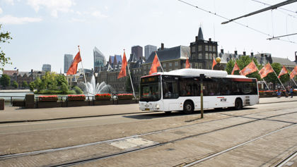HTM Bus rijdt langs de Hofvijver in Den Haag HTM Bus rijdt langs de Hofvijver in Den Haag