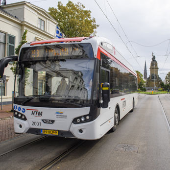 Bus rijdt voor het vredespaleis in Den Haag HTM bus rijdt voor het vredespaleis in Den Haag
