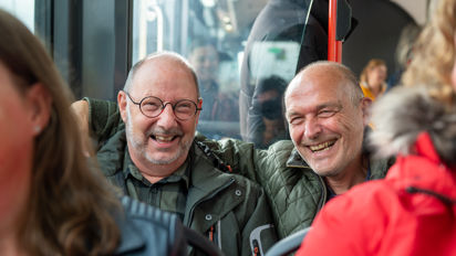 Reizigers zitten in HTM bus Reizigers zitten in HTM bus en lachen naar de camera