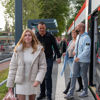 Reizigers stappen uit tram Reizigers stappen uit HTM tram