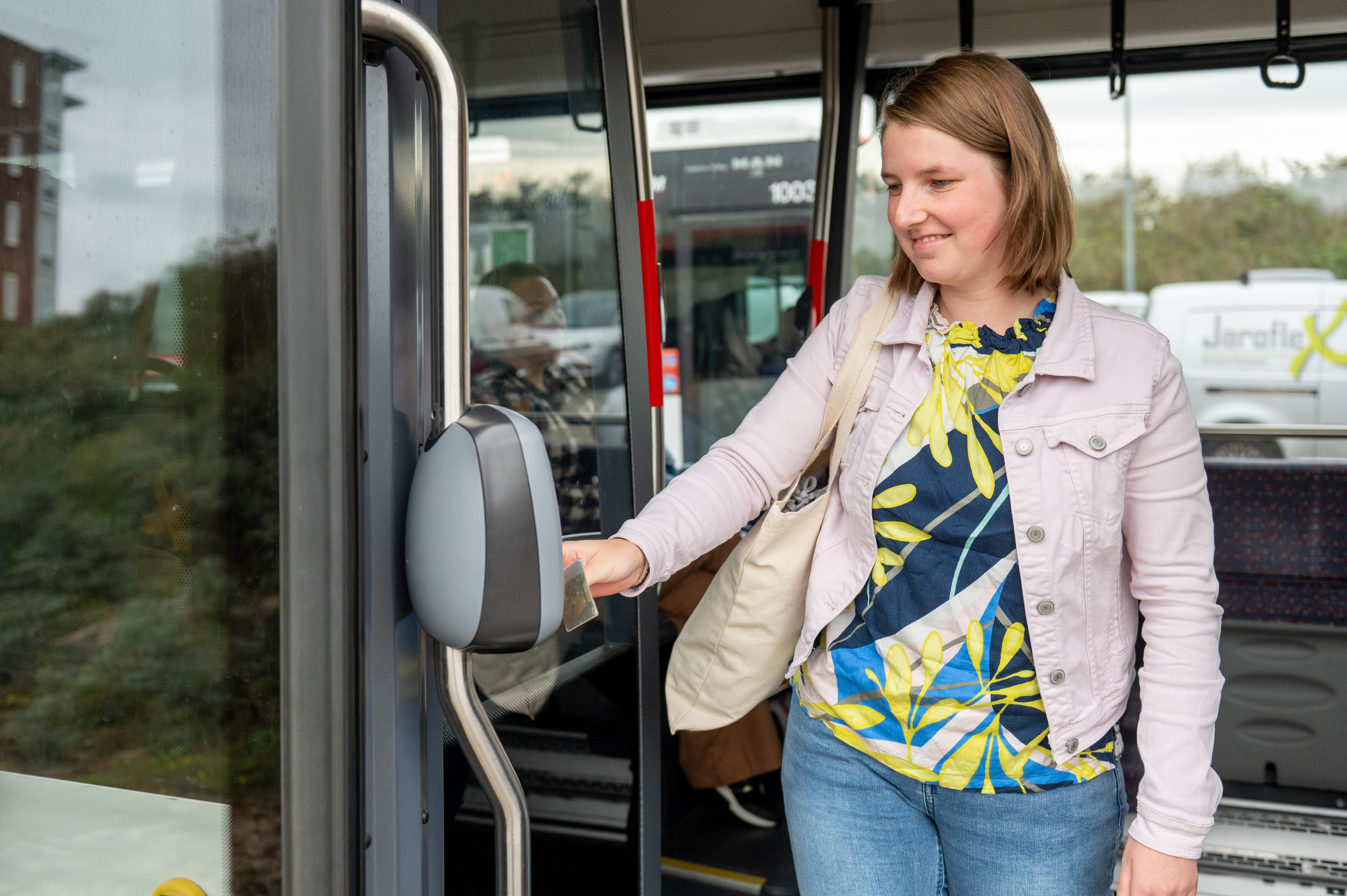 Reiziger checkt uit in HTM tram
