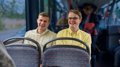 HTM Nachtbus | twee jongeren gebruiken de nachtbus om 's nachts naar huis te reizen HTM Nachtbus