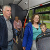 Reizigers in bus Reizigers zitten en staan in HTM bus en kijken naar voren