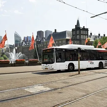 HTM bus rijdt langs Hofvijver Den Haag HTM bus rijdt langs Hofvijver Den Haag