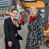 Ovsteward Jongeman in gesprek met oudere vrouw Ovsteward Jongeman in gesprek met oudere vrouw