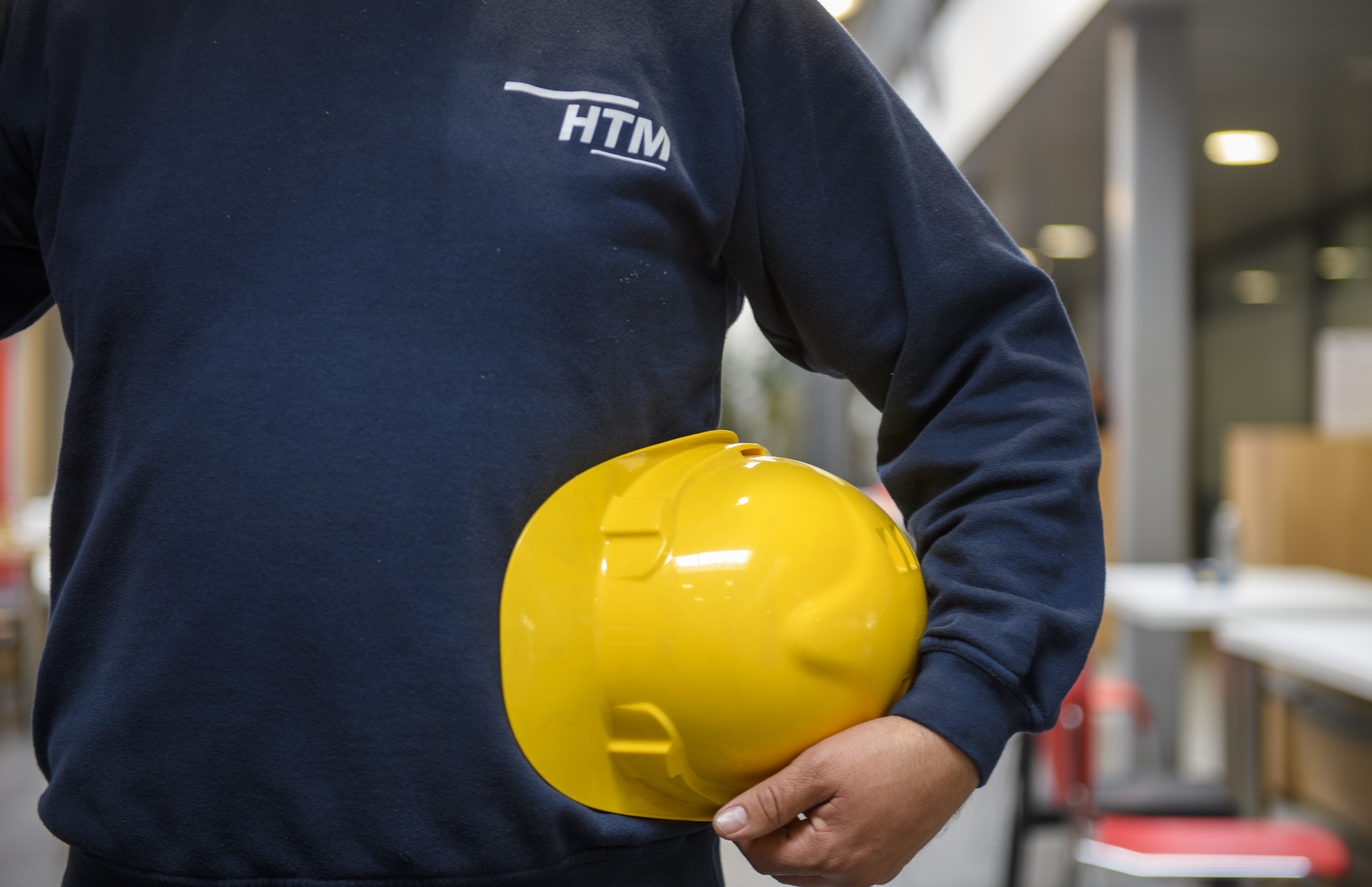 monteur werkplaats De Werf met helm