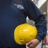 Close up van een monteur met helm in de werkplaats De Werf monteur werkplaats De Werf met helm