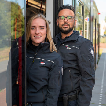BOA controleurs staan in deuropening HTM tram BOA controleurs staan in deuropening HTM tram