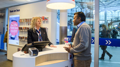 HTM Servicemedewerker Met Reiziger HTM Servicemedewerker Met Reiziger