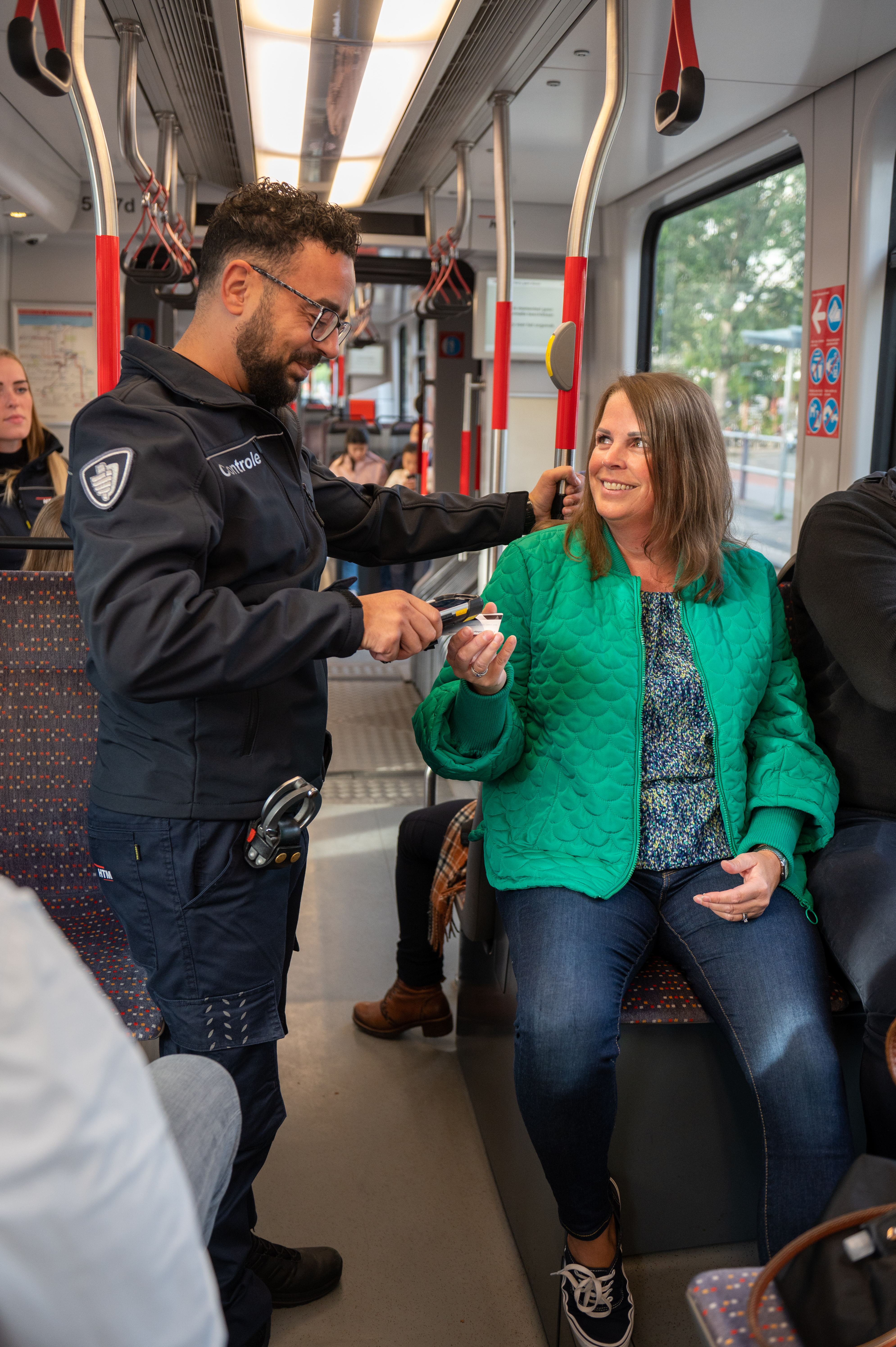 Vrouw wordt gecontroleerd in HTM tram