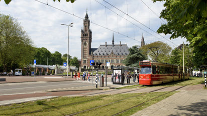 GTL tram rijdt voor Vredespaleis Den Haag HTM GTL tram rijdt voor Vredespaleis Den Haag