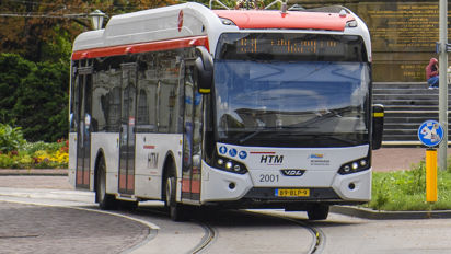 Bus rijdt voor het vredespaleis in Den Haag HTM bus rijdt voor het vredespaleis in Den Haag