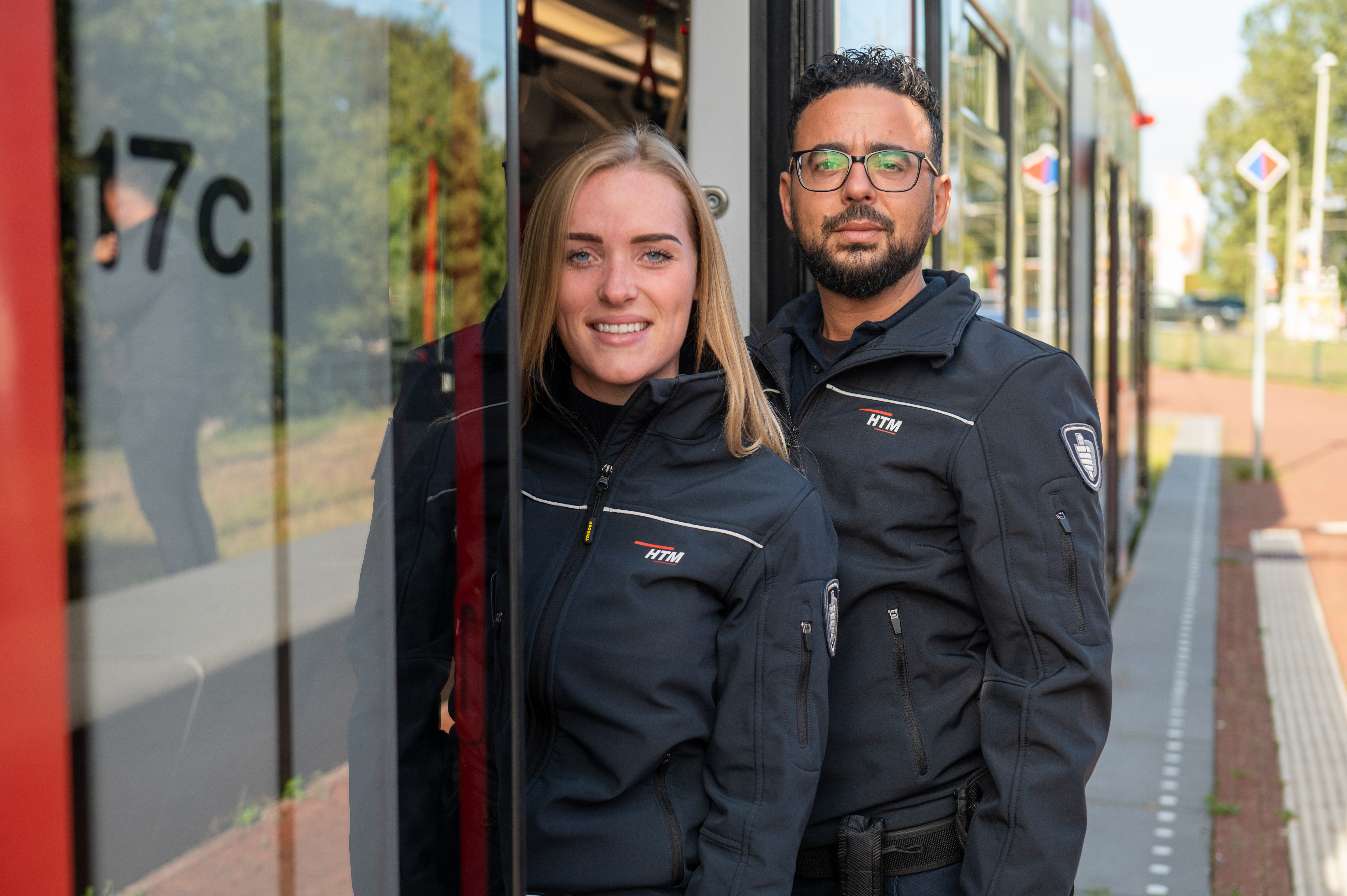 BOA controleurs staan in deuropening van de HTM tram en lachen naar de camera