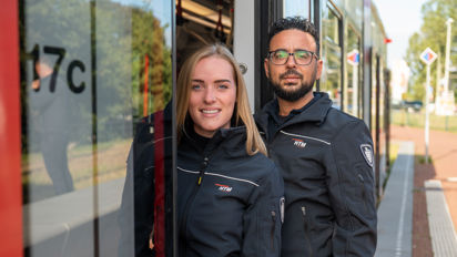 BOA controleurs staan in deuropening van de HTM tram BOA controleurs staan in deuropening van de HTM tram en lachen naar de camera