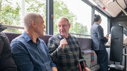 Reizigers zitten in HTM bus Reizigers zitten in HTM bus en kijken naar elkaar