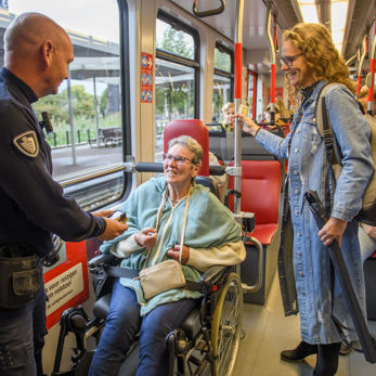 OV controle voor reiziger in rolstoel Reiziger in rolstoel wordt gecontroleerd door HTM BOA in HTM tram