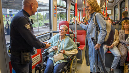 OV controle voor reiziger in rolstoel Reiziger in rolstoel wordt gecontroleerd door HTM BOA in HTM tram